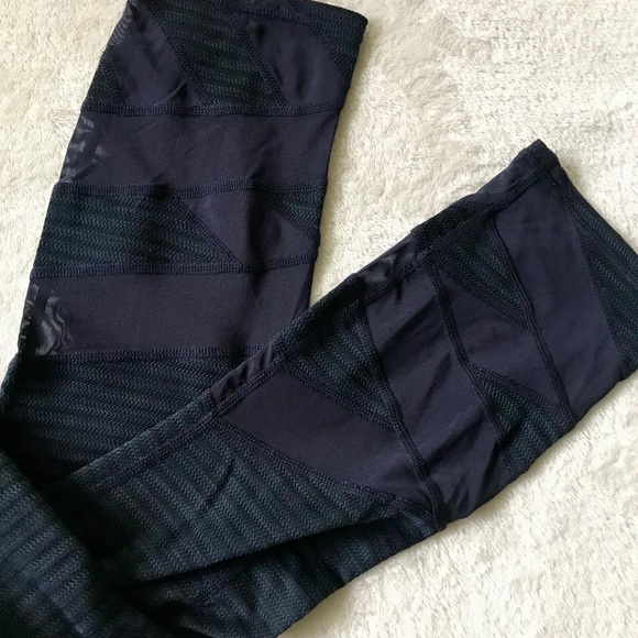 Athleta Jacquard Mantra Capri Legging- Navy Blue - Picture 4 of 6